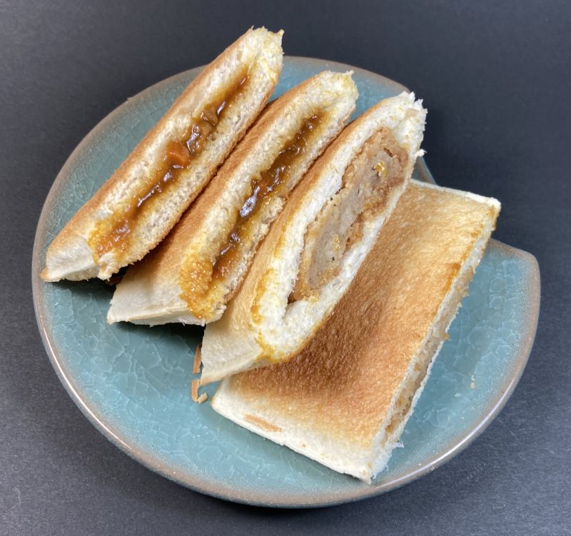 味噌カレーパンを半分にカットした