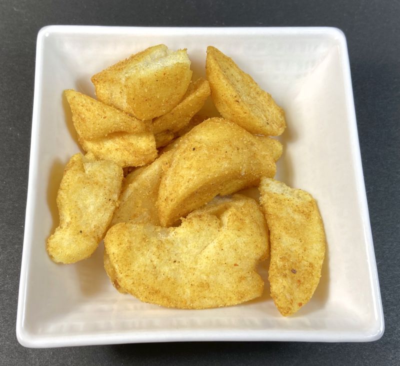 有限会社 味源 CoCo壱番屋監修 ポテトスナックカレー味をお皿に盛る