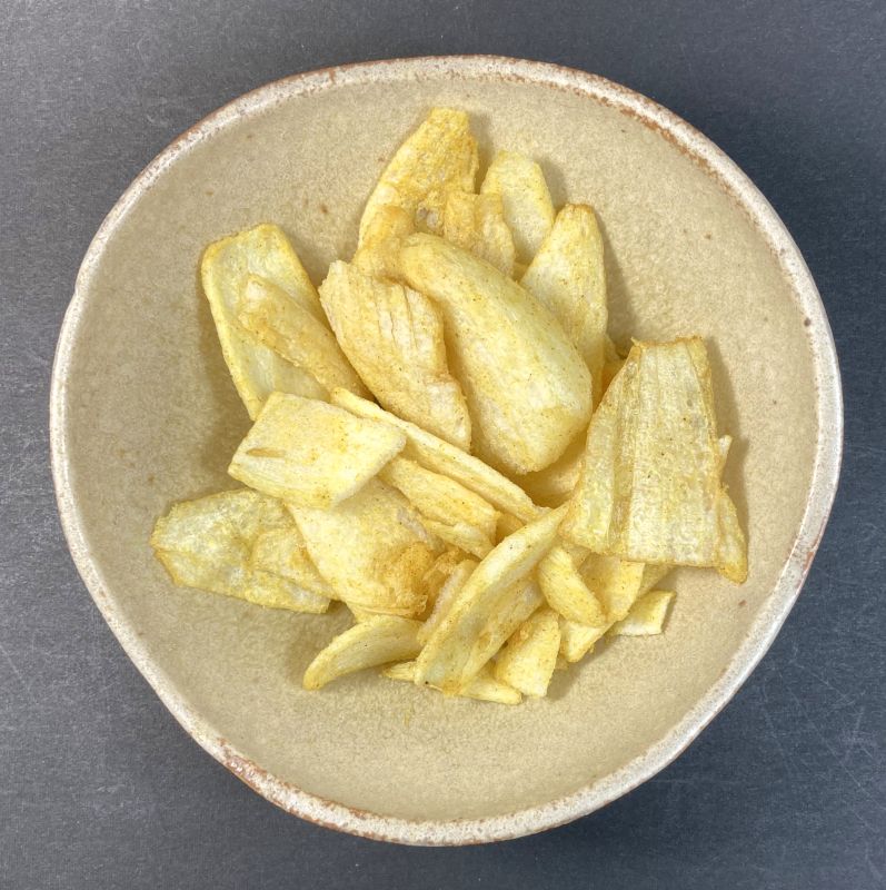 有限会社 味源 CoCo壱番屋監修 玉ねぎチップス カレー味をお皿に盛りつける