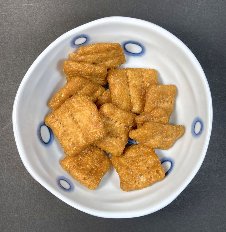 かりんべい カレー味をお皿に盛る