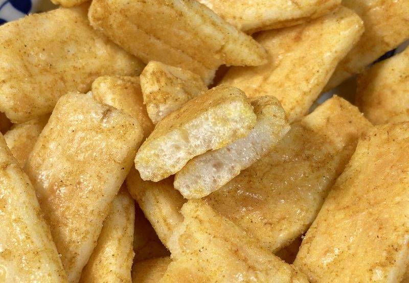 株式会社東あられ本舗 両国 カレー小舟を半分いカットする