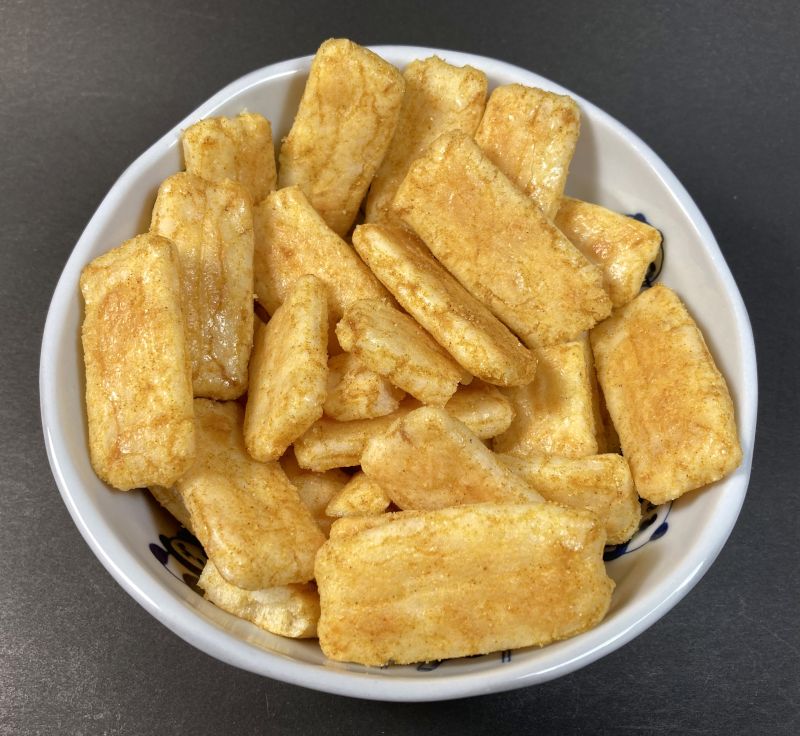 株式会社東あられ本舗 両国 カレー小舟をお皿に盛る