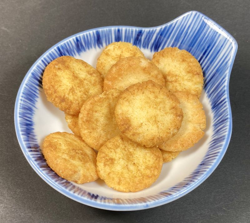 たいめいけん カレーせんべい スパイシー味のせんべいをお皿に盛り付ける