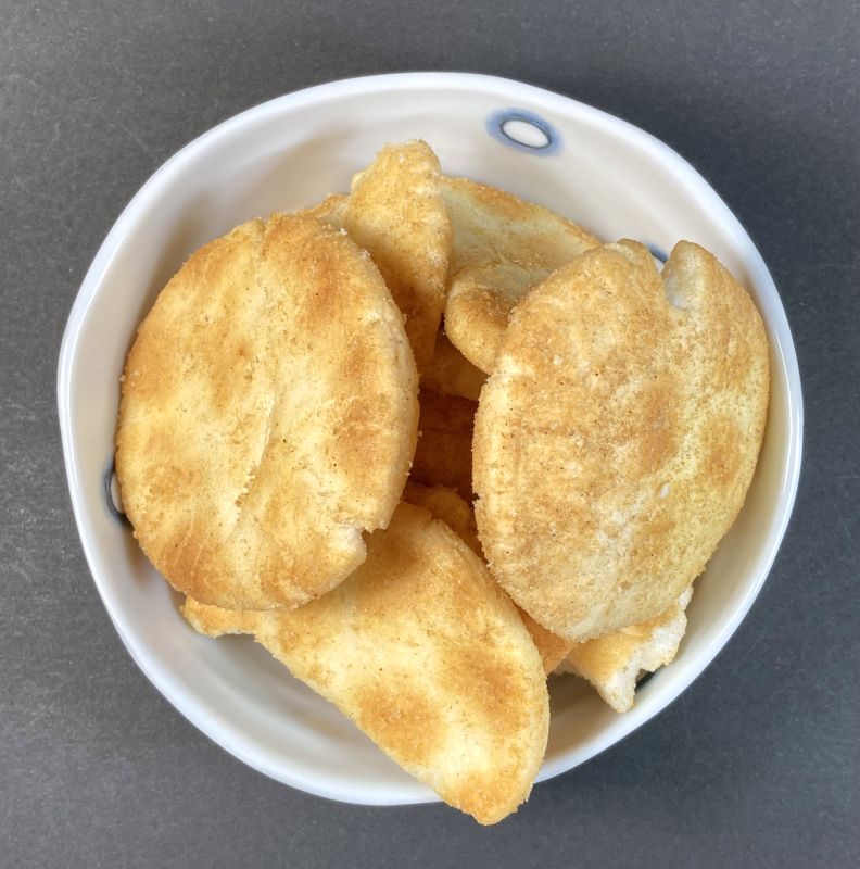 旨々カレーせんを皿に盛る