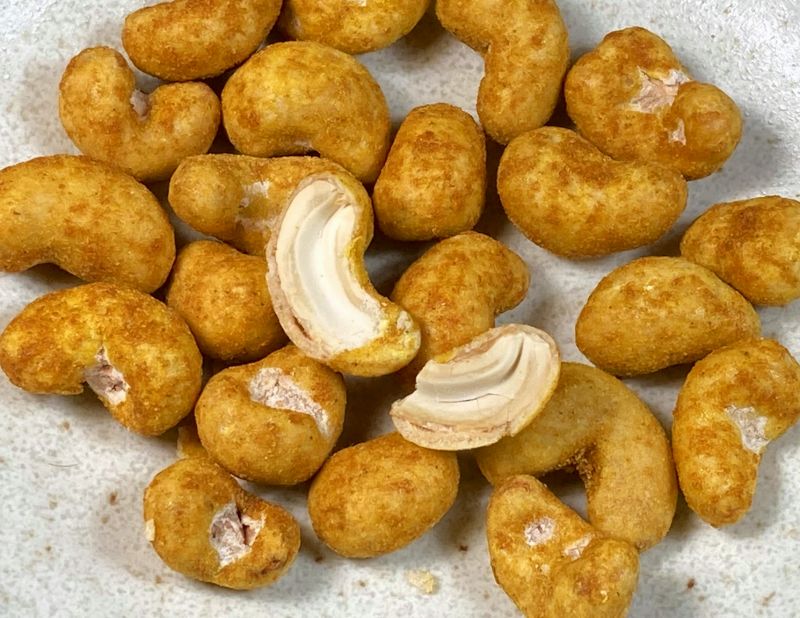 半分にカットしたカレーカシューナッツ