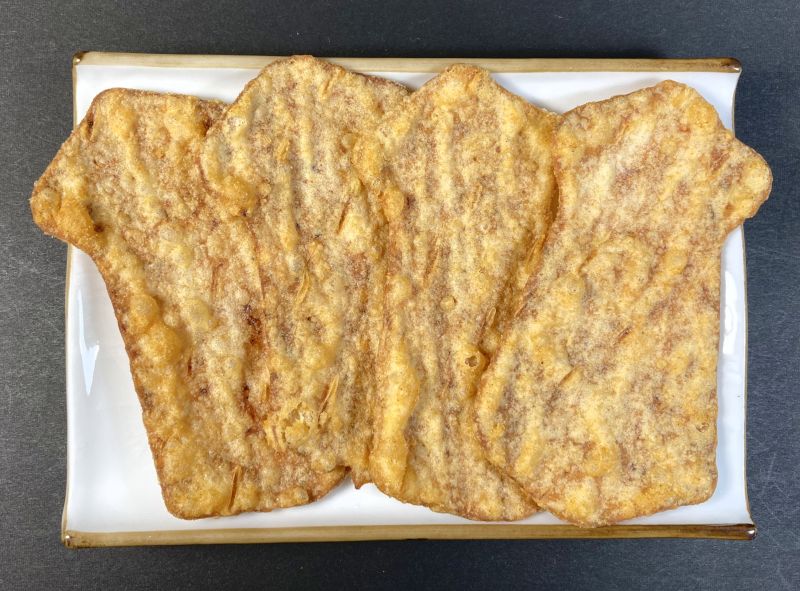 株式会社 合食 おおしおの いかの姿あげ 旨辛カレー風味 CoCo壱番屋監修をお皿に盛る