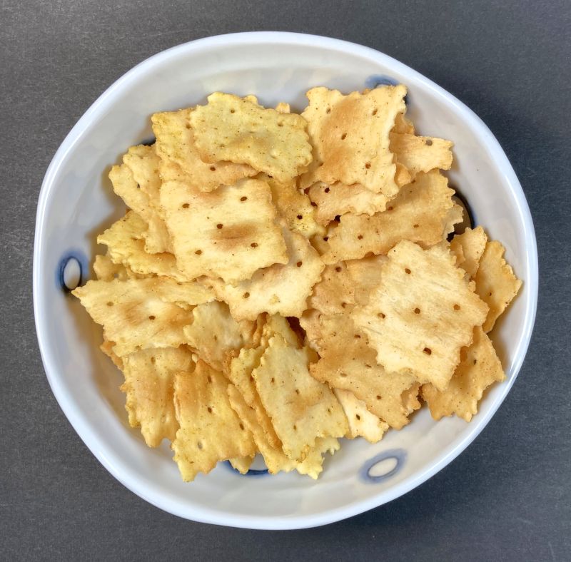 2種類のひとくちクラッカーをお皿に盛る