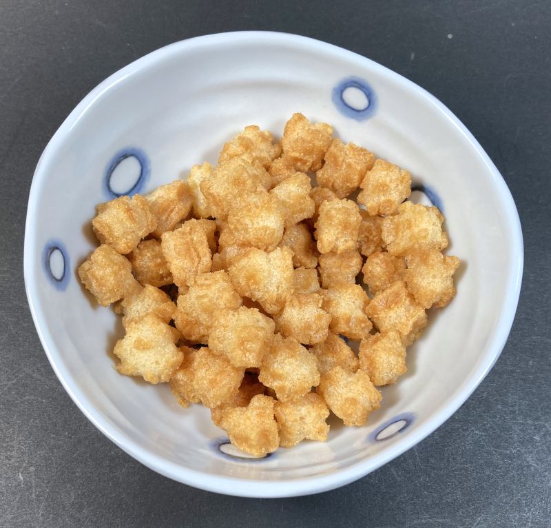 鬼やみつき 7味スパイス カレー あられをお皿に盛り付ける