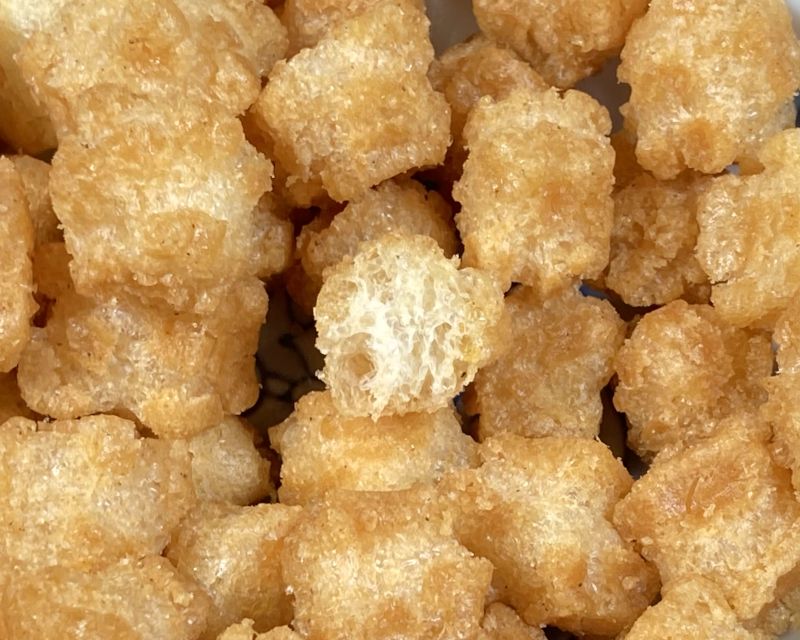 鬼やみつき 7味スパイス カレー あられ1つを半分にカットする