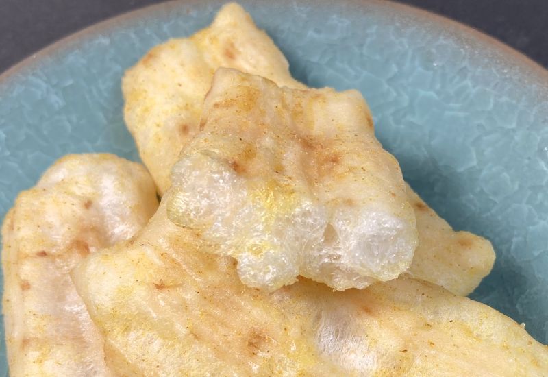 たまねぎ おかき カレー味を半分にカットする