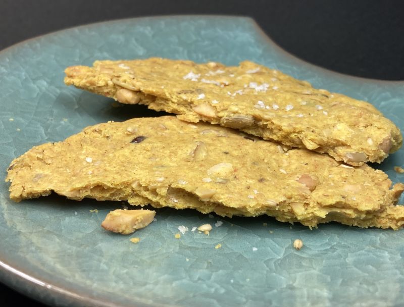 horeki cookie スパイスカレー米粉クッキーを半分にカットする