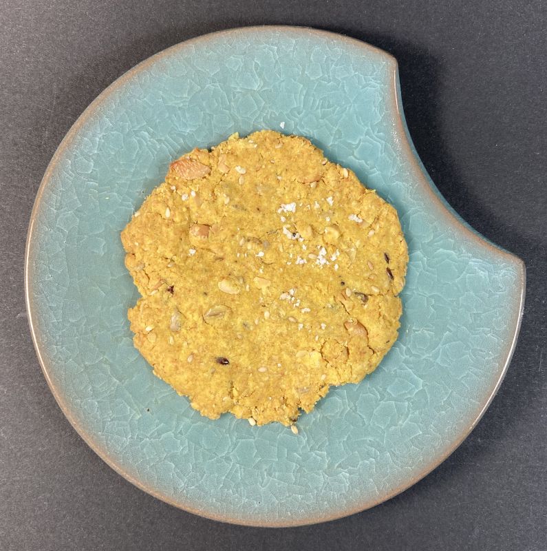 horeki cookie スパイスカレー米粉クッキーをお皿に盛る