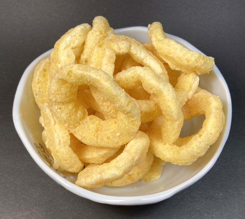 オニオンリングスナックをお皿に盛り付ける