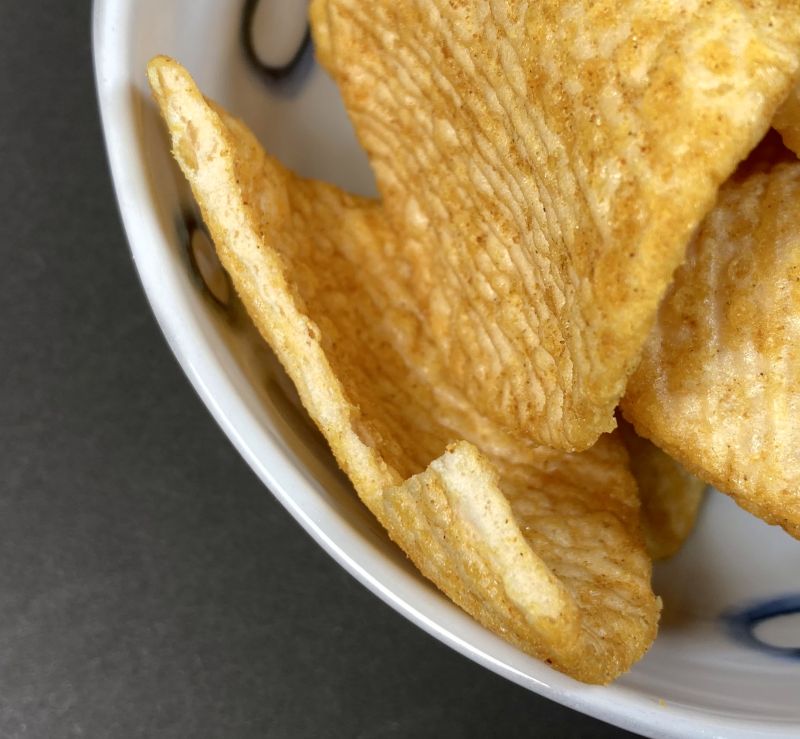 大 厚 濃 ウルトラポテト 超カレー味を半分にカットする