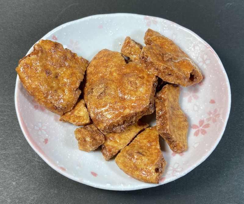 亀田製菓株式会社 技のこだ割り 和風だしカレー味をお皿に盛る