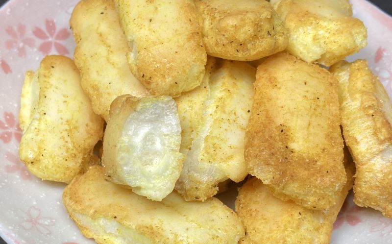 株式会社金沢兼六製菓 金沢小町を半分にカット