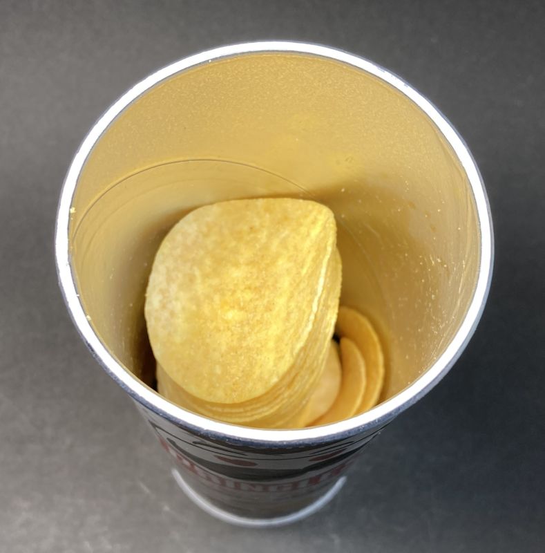 PRINGLES よしもとカレー味の缶の中