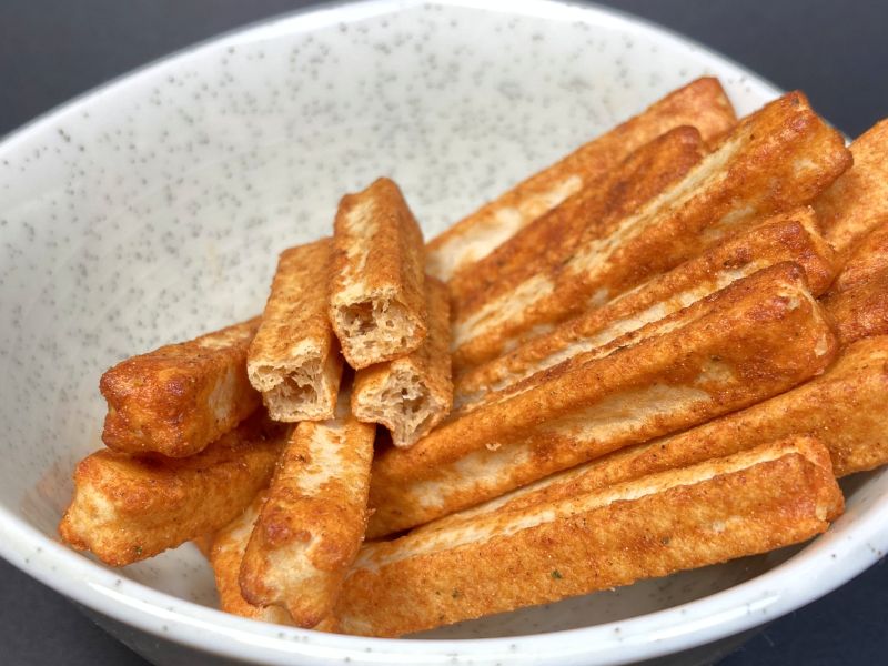 (株)湖池屋 カシなのにメシ？カラムーチョ 旨辛！スパイスカレーを半分にカット