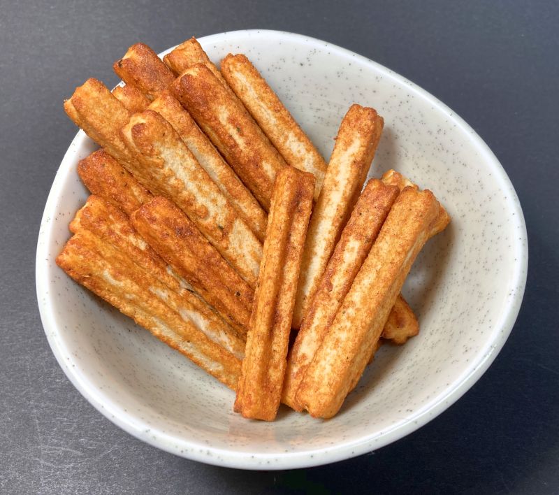 (株)湖池屋 カシなのにメシ？カラムーチョ 旨辛！スパイスカレーをお皿に盛る