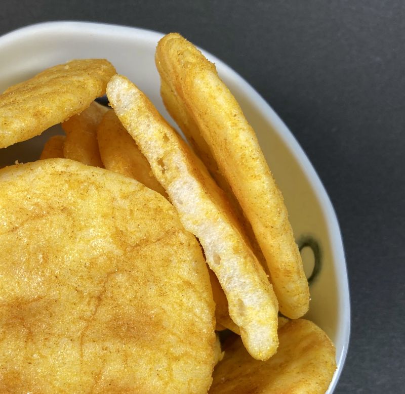 (有)丸武古泉商店 カレーソフト お徳用 あられおせんべいを半分にカット