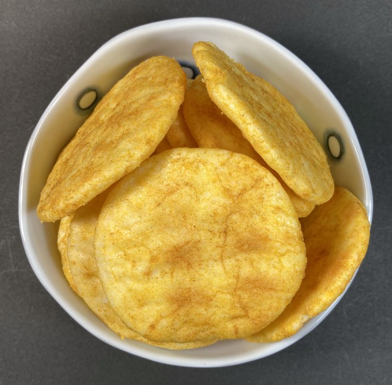 (有)丸武古泉商店 カレーソフト お徳用 あられおせんべいをお皿に盛る