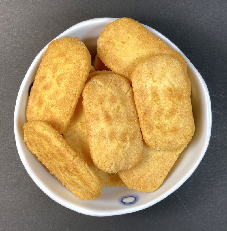 カレーせんをお皿に盛る
