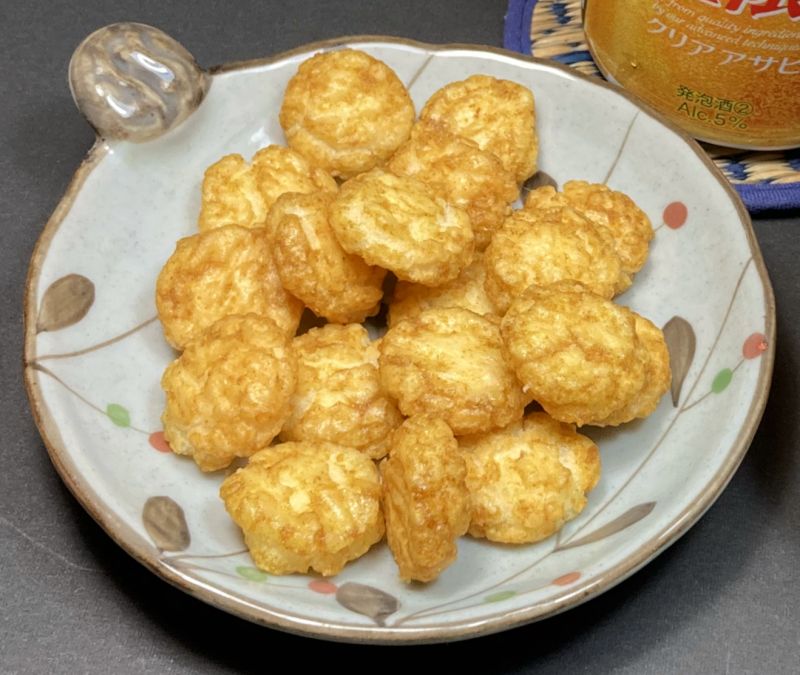 カレー味 揚げせんべいをお皿に盛る