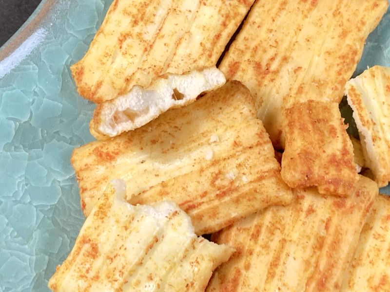 森白製菓　株式会社 バターチキンカレーあられを半分にカットする