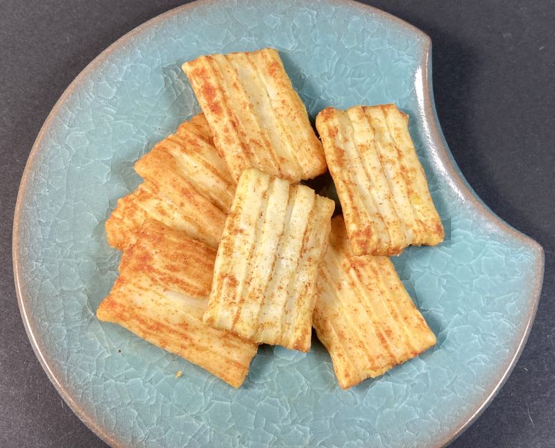 森白製菓　株式会社 バターチキンカレーあられをお皿に盛る