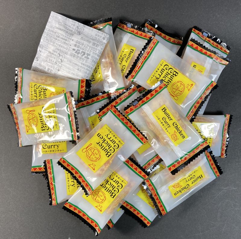 森白製菓　株式会社 バターチキンカレーあられの中身を全部だしてみる