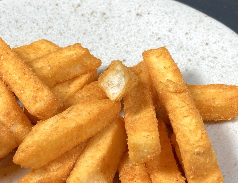 株式会社ノースカラーズ ちいかわ 鬼辛カレー ポテトスティックを半分にカット