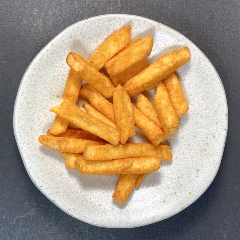 株式会社ノースカラーズ ちいかわ 鬼辛カレー ポテトスティックをお皿に盛る