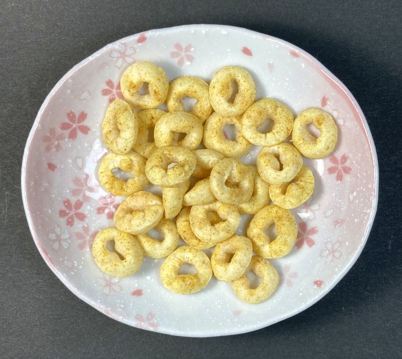 オーサワジャパン株式会社 オーサワの玄米パフスナック カレー味をお皿に盛る