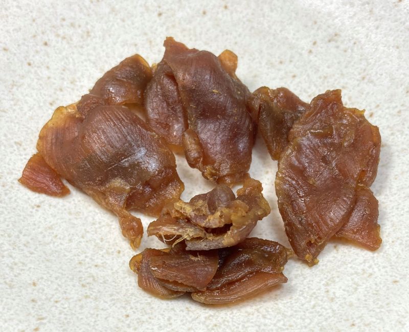 鶏ハラミジャーキーカレー味 甘口仕立てをお皿に盛り付ける