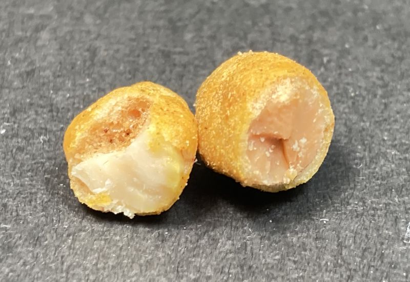 カレーウコンナッツ ノンフライ製法を半分にカット