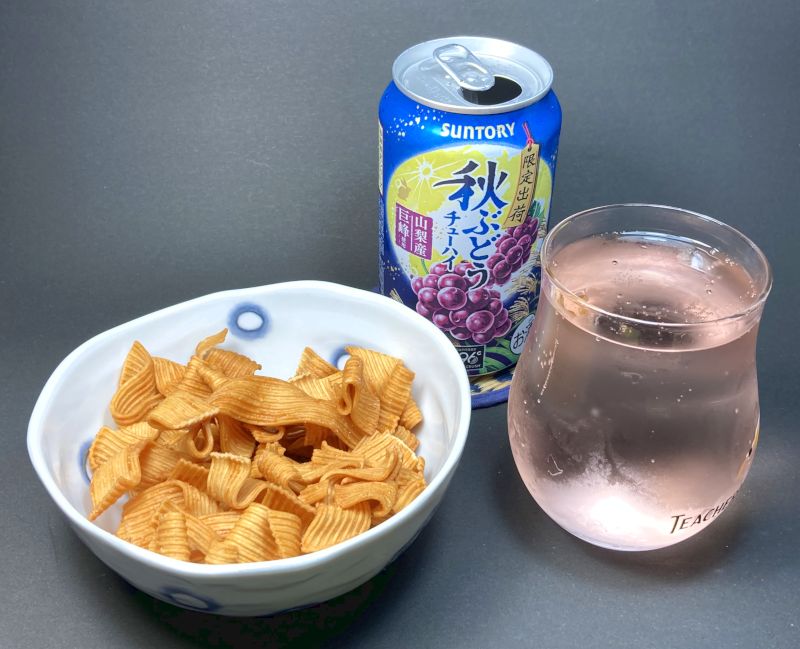 株式会社おやつカンパニー ベビースター ドデカイ ラーメン インドカレー屋さんの謎ドレッシング風味と秋ぶどうチューハイで食後の晩酌