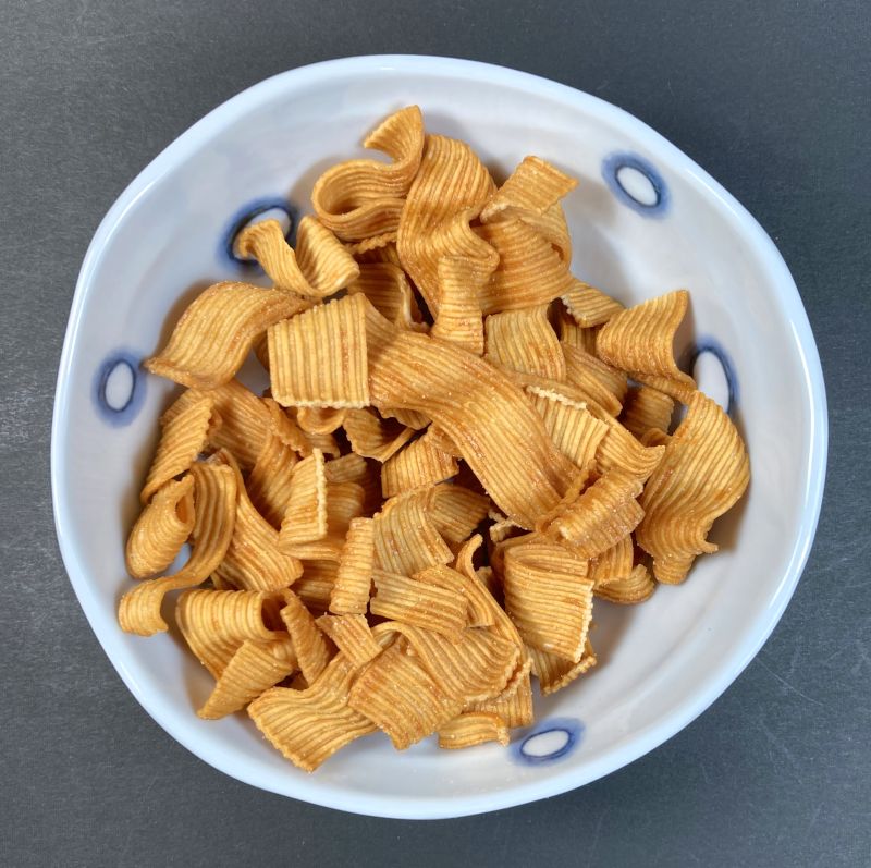 株式会社おやつカンパニー ベビースター ドデカイ ラーメン インドカレー屋さんの謎ドレッシング風味をお皿に盛り付ける