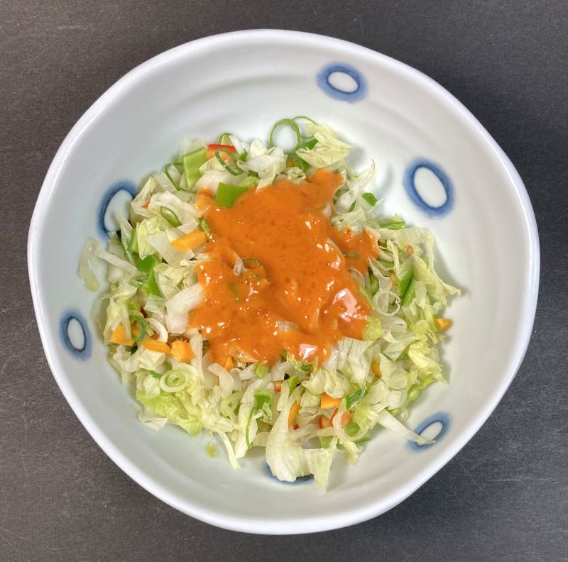 株式会社おやつカンパニー ベビースター ドデカイ ラーメン インドカレー屋さんの謎ドレッシング風味に使われるドレッシングで野菜を食べる。