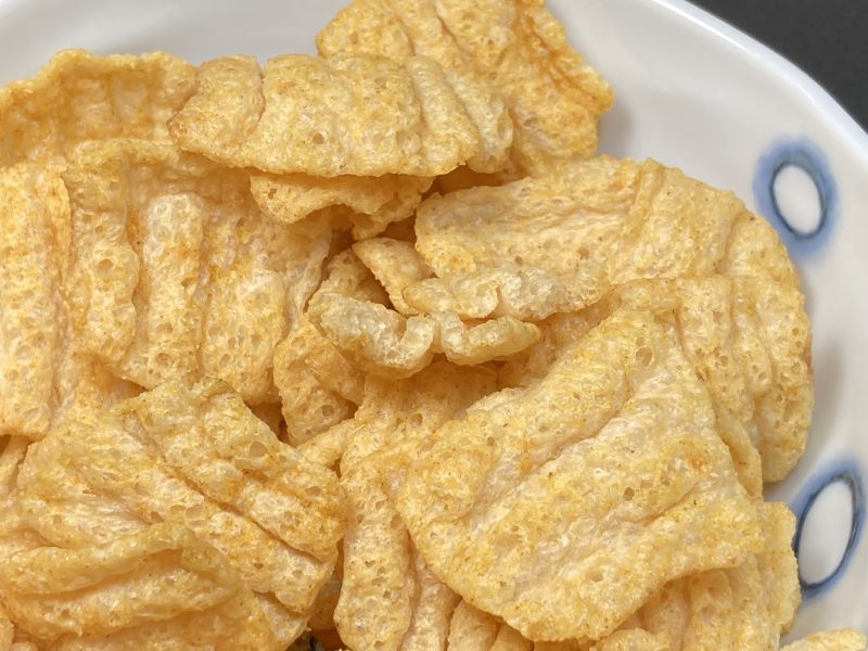 株式会社おやつカンパニー プロテイン SNACK カレー味を半分にカットしてみる