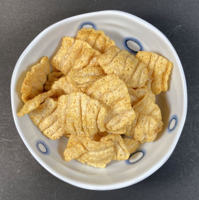 株式会社おやつカンパニー プロテイン SNACK カレー味をお皿に盛る