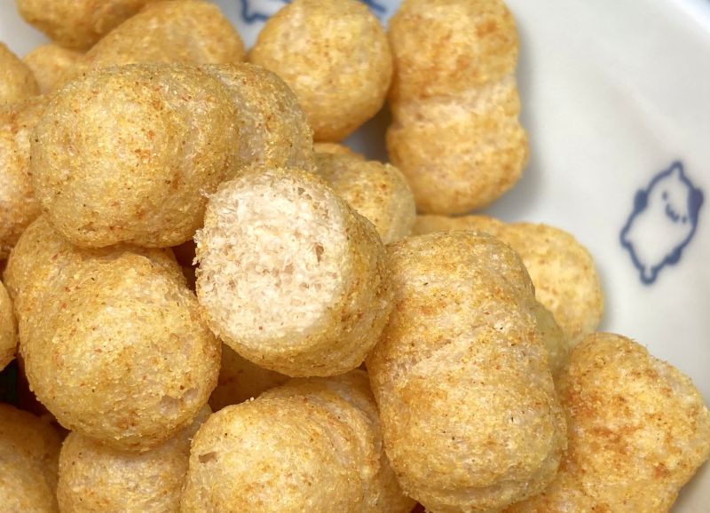 ピュアフォレストフーズ株式会社 発芽玄米スナック こくうまカレー味を半分にカットする