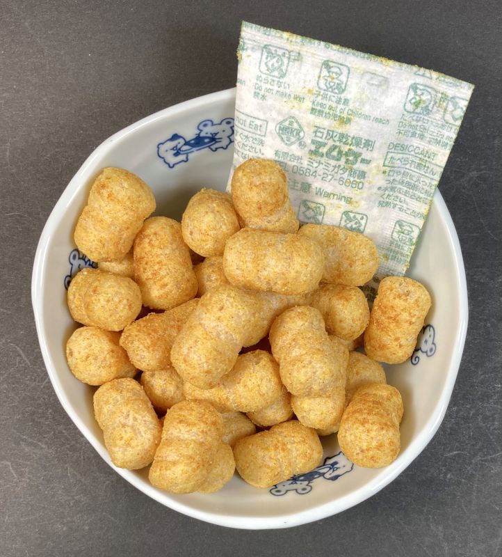 ピュアフォレストフーズ株式会社 発芽玄米スナック こくうまカレー味の中の石灰乾燥剤