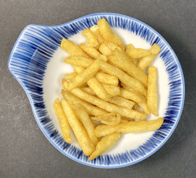 スープカレーポテトスナックをお皿に盛る