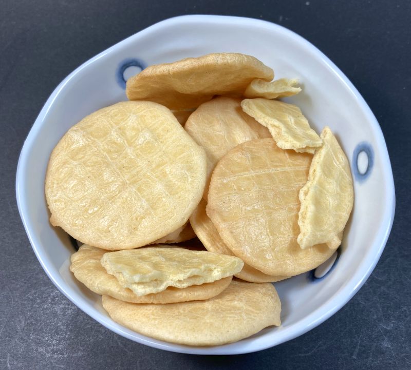 おこめせん カレー風味をお皿に盛り付ける