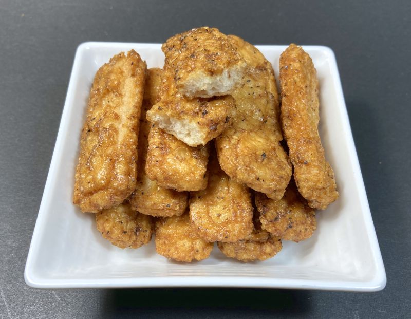 株式会社 山盛堂本舗 和風カレー味 カレーのおせんべいをお皿に盛る