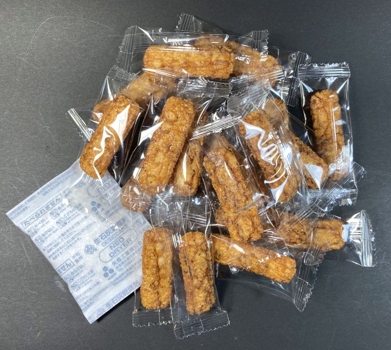 株式会社 山盛堂本舗 和風カレー味 カレーのおせんべいの袋の中身