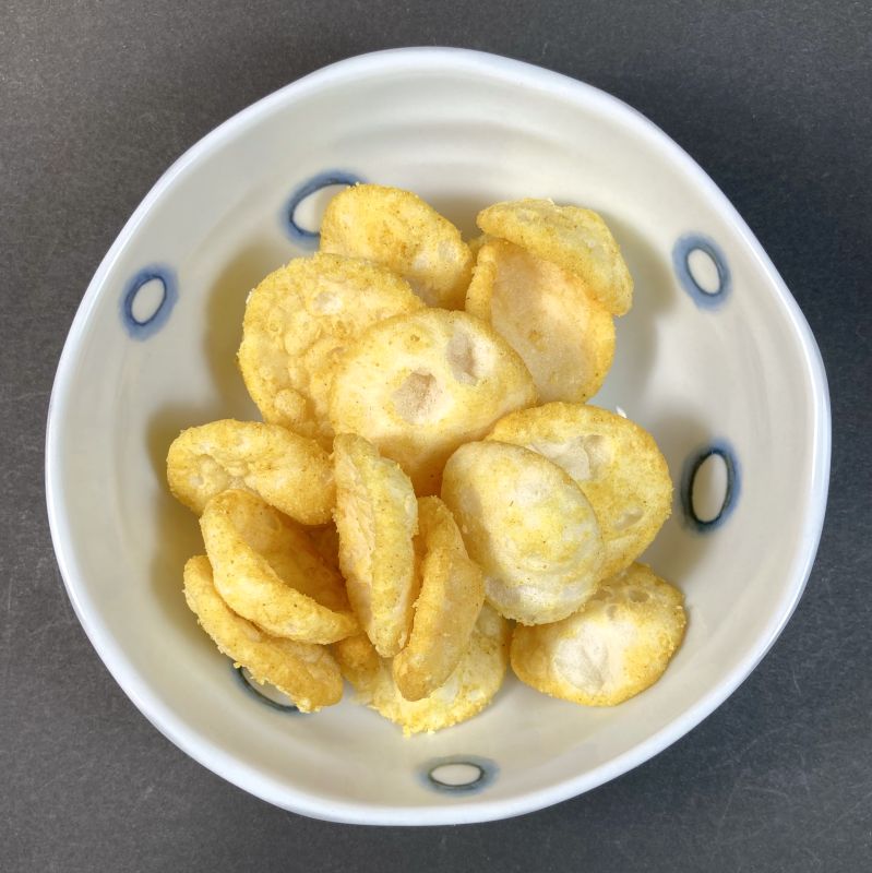 味カレー風 せんべいをお皿に盛り付ける