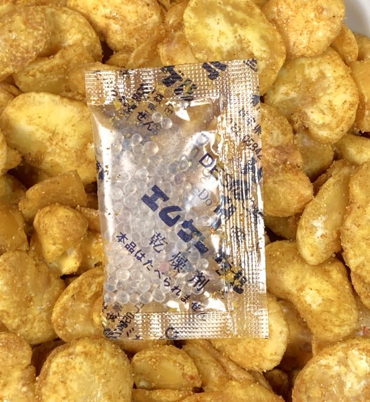 久世福商店 揚げそら豆 だしカレーの中の乾燥剤