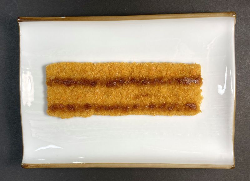 株式会社すぐる Premium カレーカツソースがかかった側を表にお皿に盛り付ける