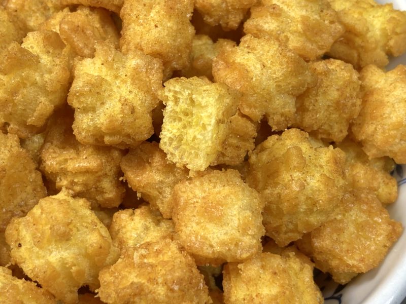 大豊製菓工業株式会社 カレーおつまみを半分にカット